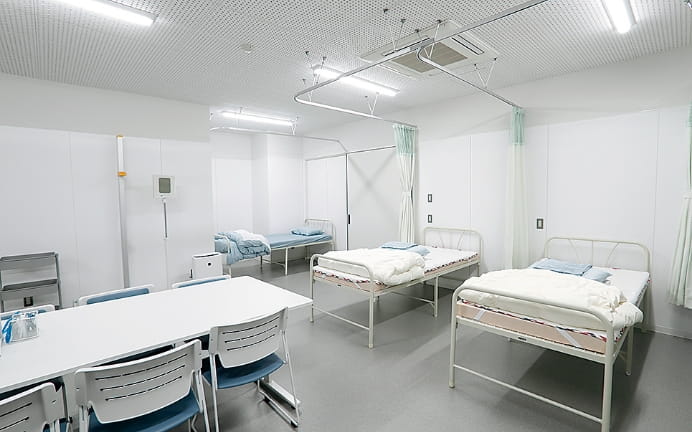 衛生面に配慮した明るい保健室です。